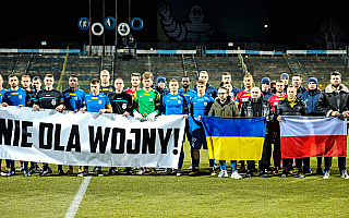 Stomil przegrywa z Widzewem Łódź. Piłkarze i kibice solidarni z walczącą Ukrainą